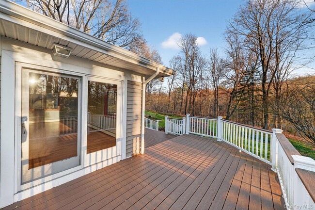 Building Photo - 350 Spring St