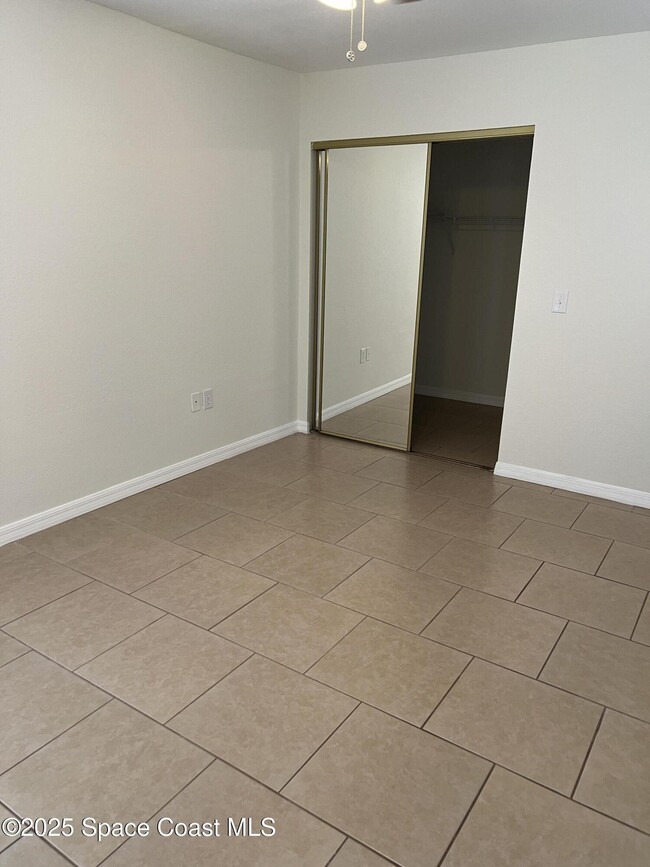 Building Photo - 1233 Country Club Dr