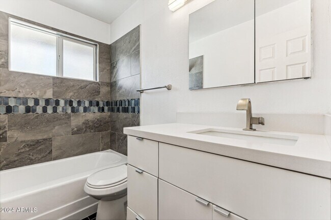 Building Photo - 502 E Roanoke Ave