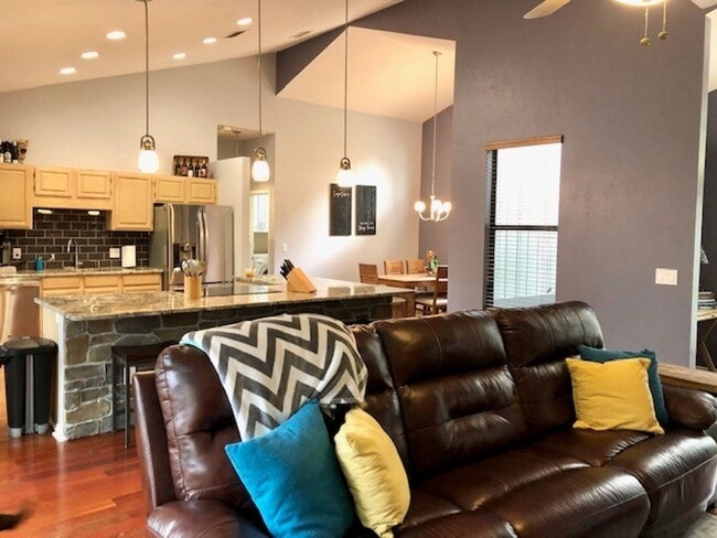 Building Photo - Beautifully Renovated Home in The Reserve!