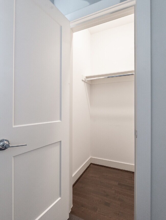 Building Photo - "Charming 4-Bed Houston Haven with Elegance on East 32nd Street!"