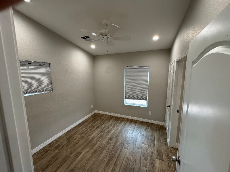 Building Photo - 1558 W 5th St