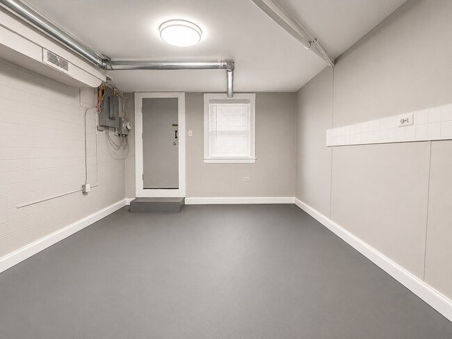 Building Photo - 614 N Streeper St