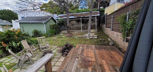 Building Photo - Glendale Awaits You