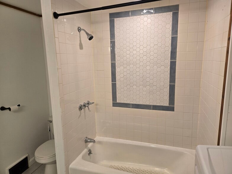 Building Photo - 521 Riverside Dr