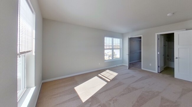 Building Photo - RENT SPECIAL -- Like New Condo Style Upper 3 Bedroom 2 Bathroom plus Den Apartment is Available