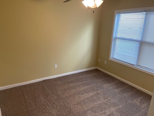 Building Photo - 3 Bed/2 Bath