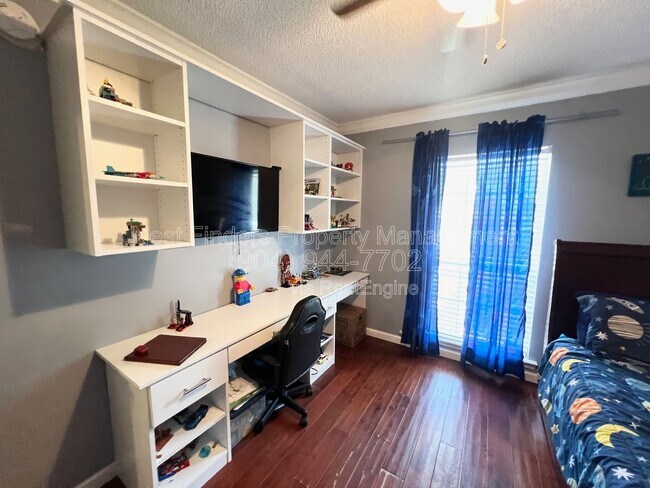 Building Photo - 264 Village Green Ave