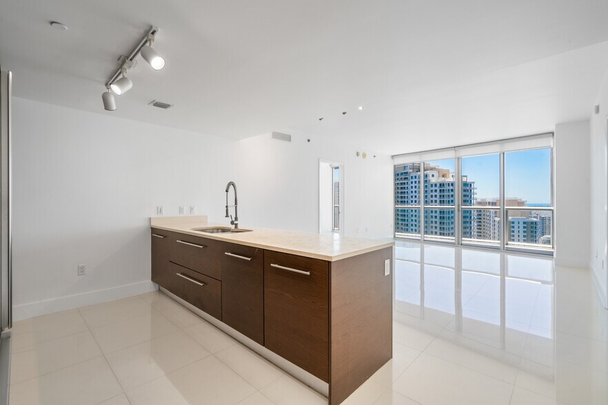 Building Photo - 475 Brickell Ave
