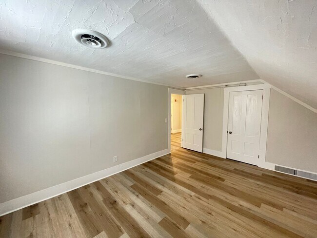 Building Photo - 98 Main St