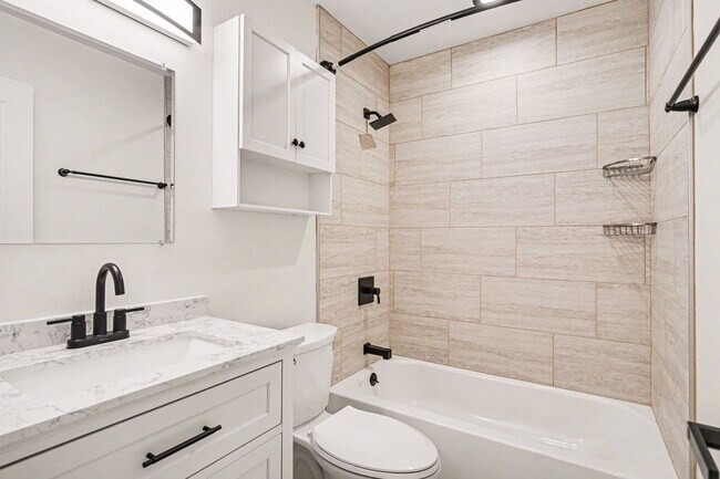 Building Photo - Move In Ready Home with Modern Updates Throughout