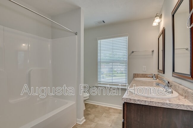 Building Photo - 638 Jensen Ln