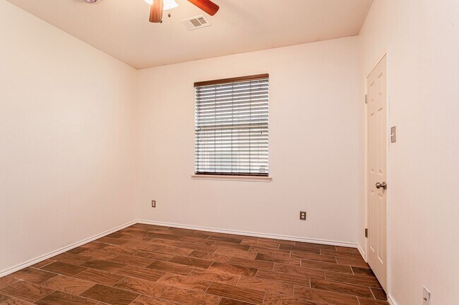 Building Photo - 1235 Blackthorn Dr