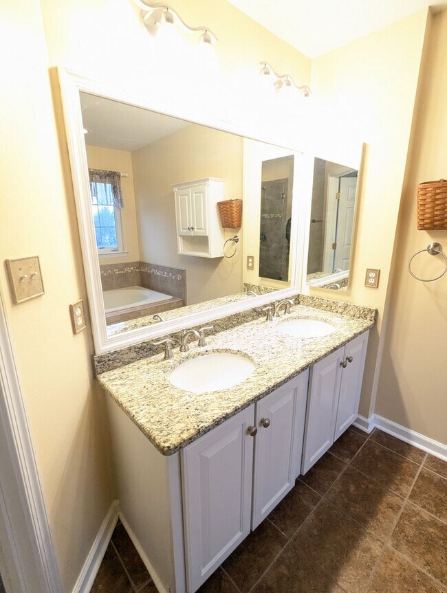 Building Photo - Townhouse in Spring Ridge community - OAKDALE school district - available before the holidays!