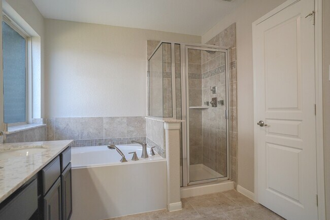 Building Photo - 7818 Lake Commons Dr