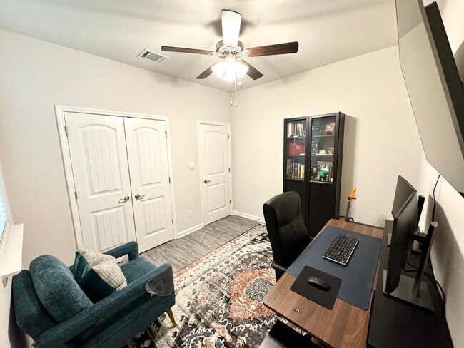 Building Photo - 6631 Tiger Pointe Dr