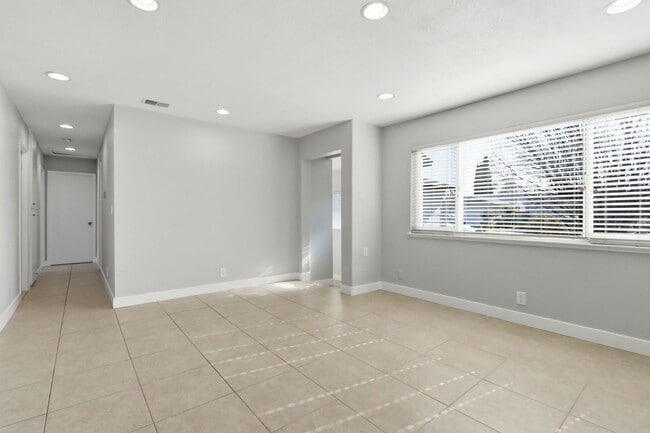 Building Photo - Stylish and Spacious Milpitas Home with Large Deck and Backyard