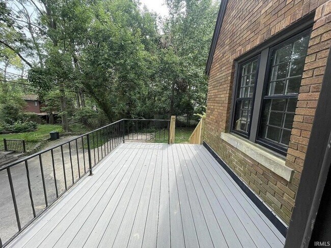 Building Photo - 611 S Eagleson Ave