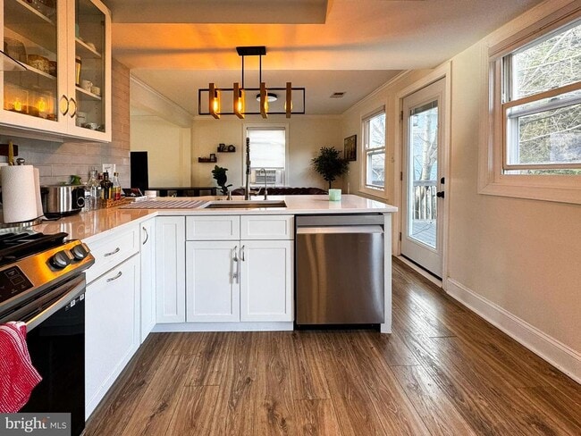 Building Photo - 10712 Warwick Ave