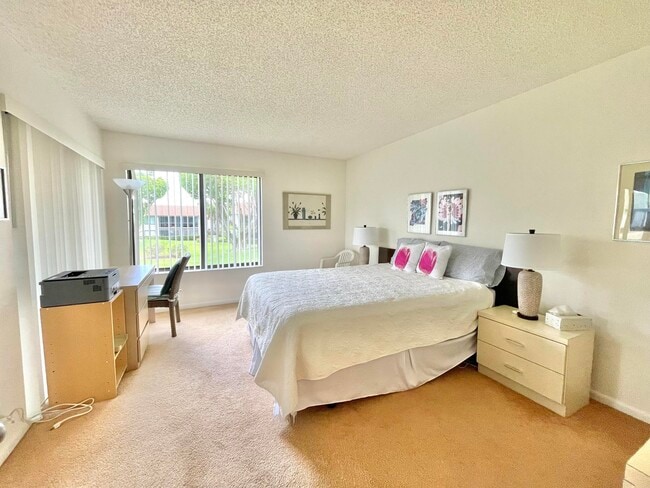 Building Photo - 5540 Fairway Park Dr