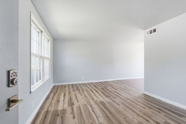 Building Photo - Prime Bellevue Location! 3-Bed Townhouse with 1.5 Baths
