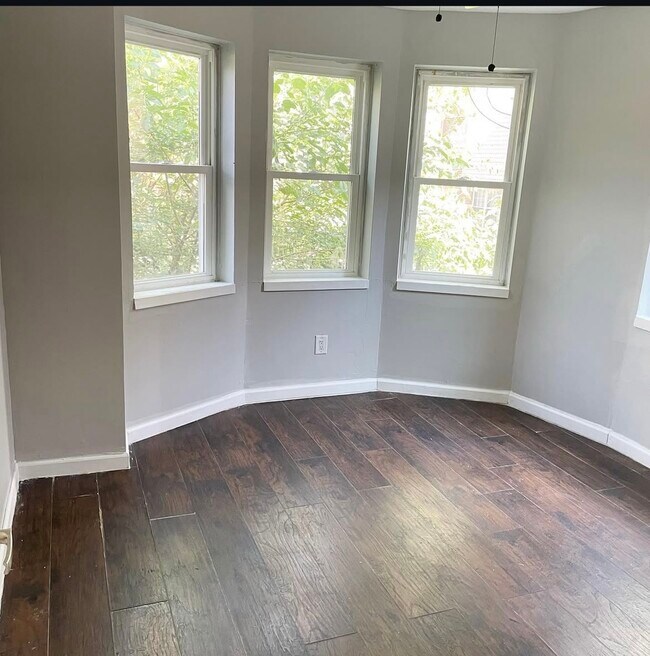 Building Photo - 935 N Saint Bernard St