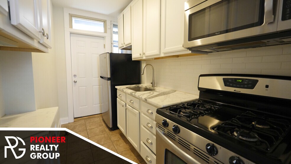 Building Photo - 546 W Surf St
