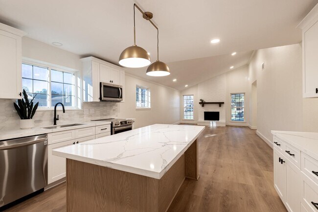 Building Photo - 1102 Ashdale Dr