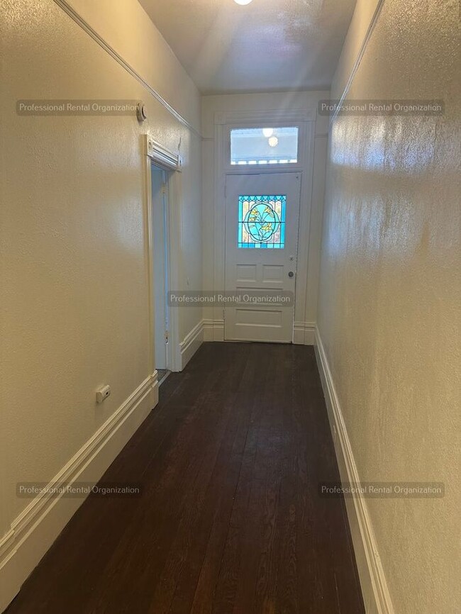 Building Photo - One bedroom Gem in Heart of Quaint, Historic West Petaluma