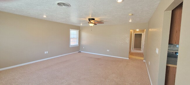 Building Photo - LARGE HOME WITH MANY UPDATES