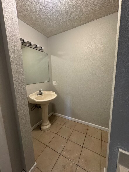 Building Photo - 264 Knoll Dr