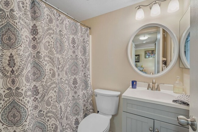 Building Photo - 2 Bed 2 Bath waterfront Condo