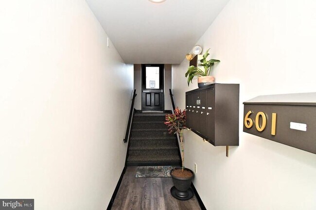 Building Photo - 601 W Market St