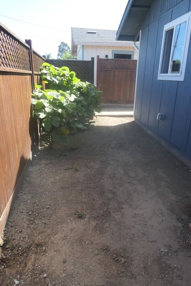 Building Photo - Studio Apartment Available. Watsonville, C...