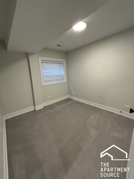 Building Photo - 858 N Paulina St