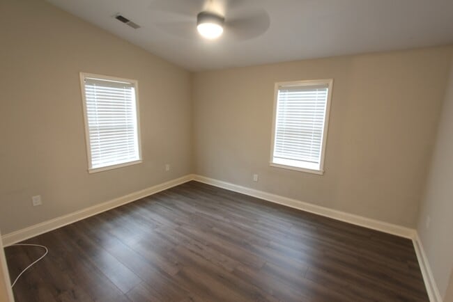 Building Photo - 305 Maple St