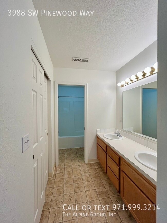 Building Photo - 3988 SW Pinewood Way