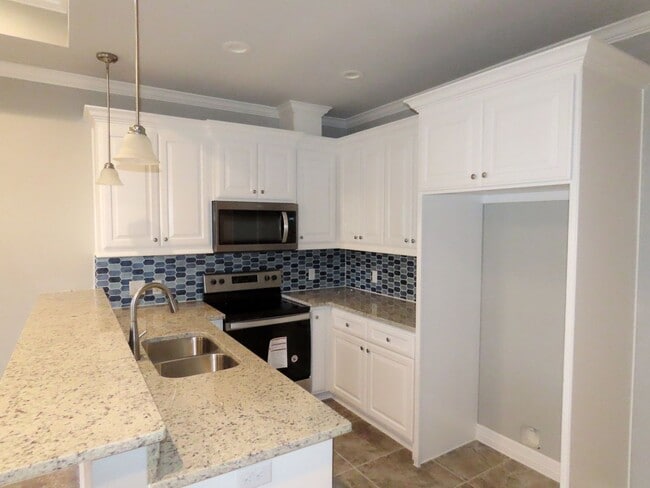 Building Photo - Beautiful 2 Bedroom, 2 Bath Duplex Near Ty...