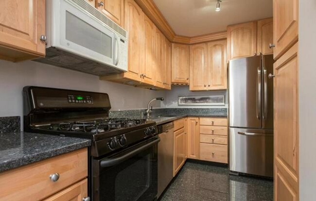 Building Photo - Rare Georgetown Townouse with private yard - 1 block from Rose Park / M St