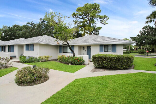 Building Photo - 704 Club Dr