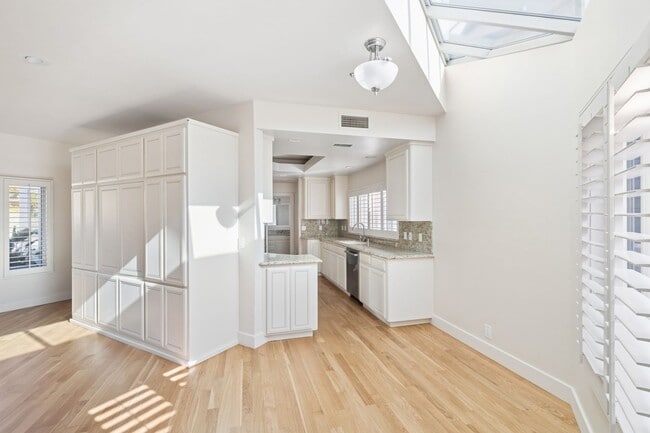 Building Photo - 721 Marigold Ave