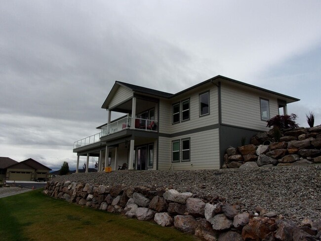 Building Photo - Beautiful 5 bedroom, 4 bath home with wrap...