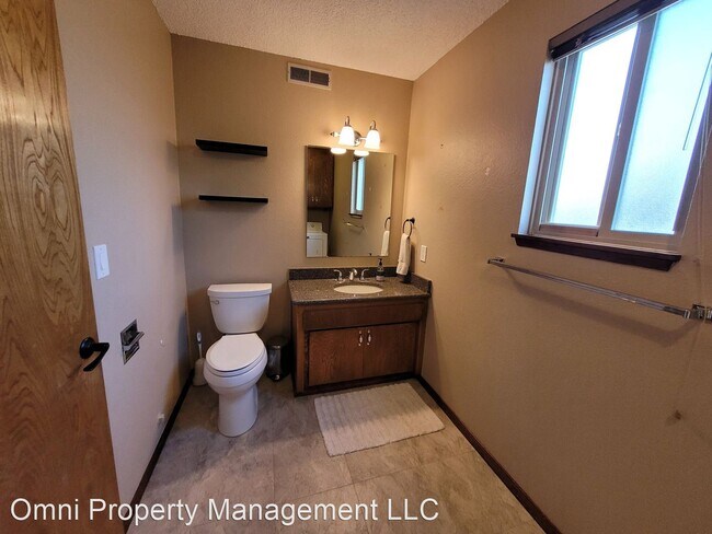 Building Photo - 3 br, 2 bath House - 724 B Street