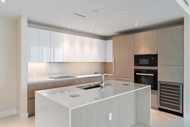 Building Photo - 3100 N Ocean Dr