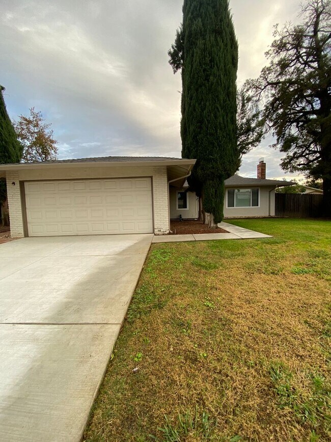 Building Photo - Available NOW - Cute 3 Bed 2 bath home in ...