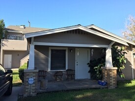 Building Photo - 831 N Zeyn St