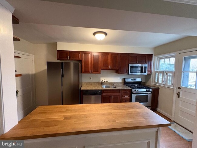 Building Photo - 146 Dumbarton Rd