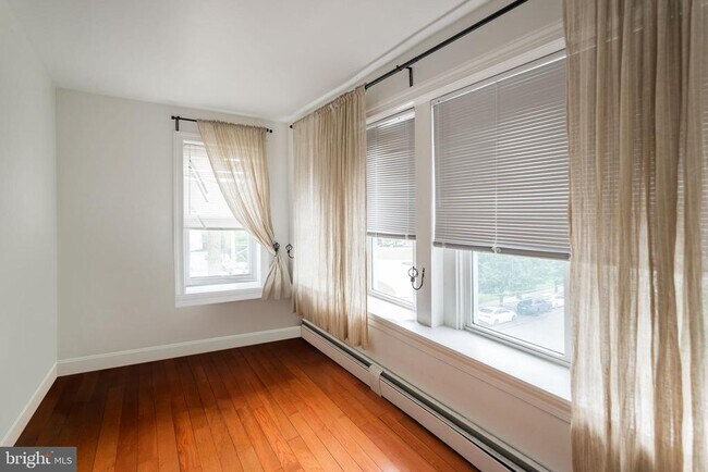 Building Photo - 400 N 32nd St