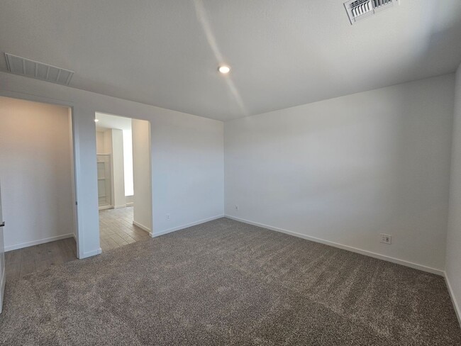 Building Photo - Beautiful new build w mountain views