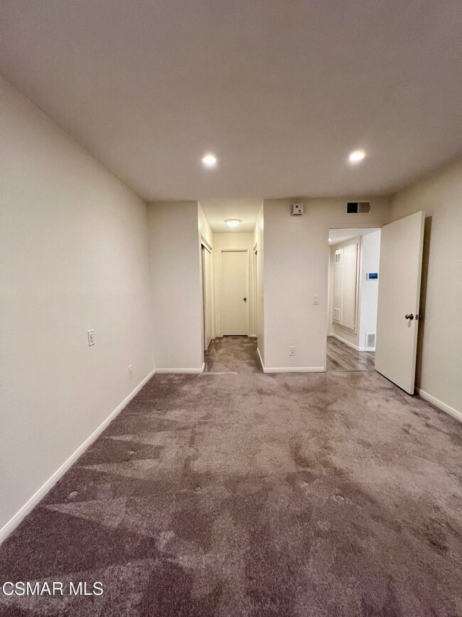 Building Photo - 1342 E Hillcrest Dr